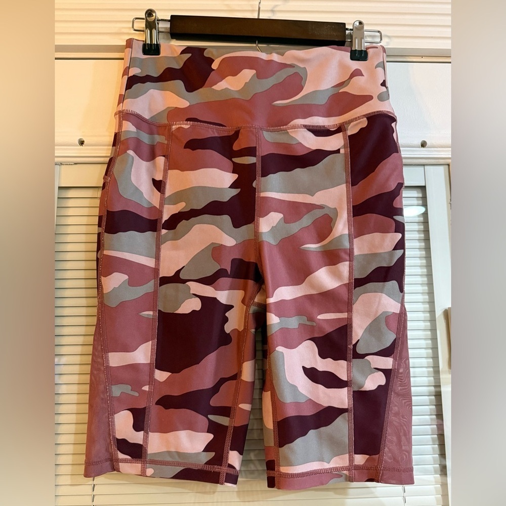 NINE WEST Active Camouflage Shorts Size Medium